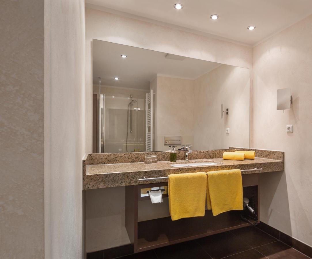 Wirtshaus & Hotel Goldener Greif Edelsfeld Экстерьер фото