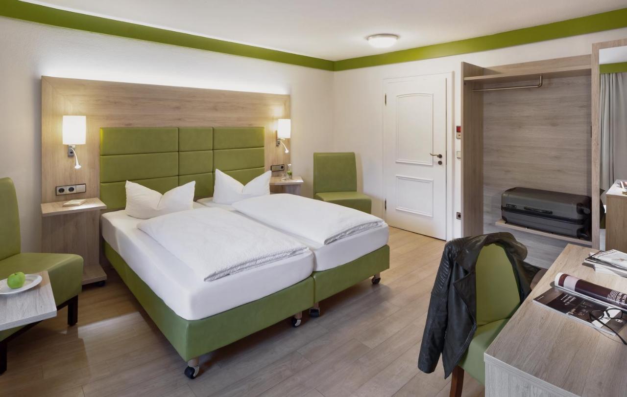 Wirtshaus & Hotel Goldener Greif Edelsfeld Экстерьер фото