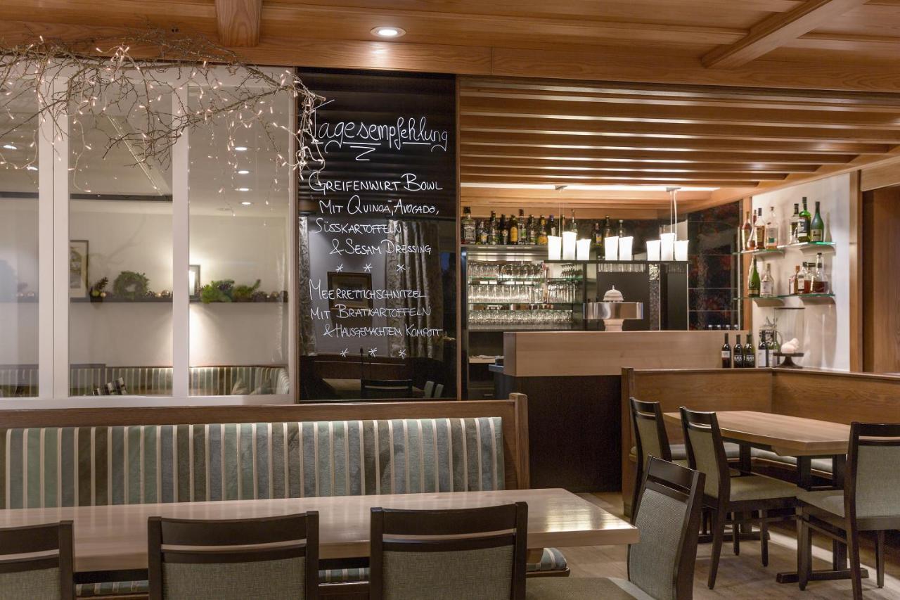 Wirtshaus & Hotel Goldener Greif Edelsfeld Экстерьер фото