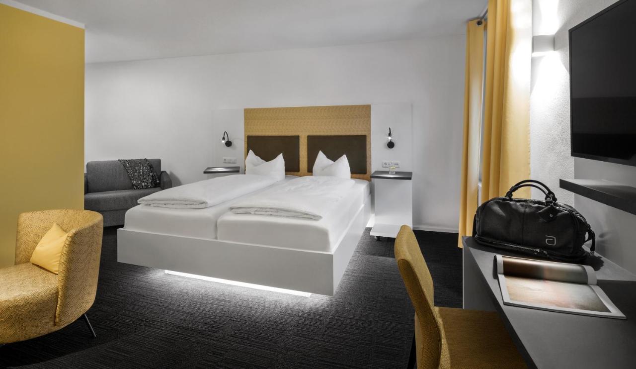 Wirtshaus & Hotel Goldener Greif Edelsfeld Экстерьер фото