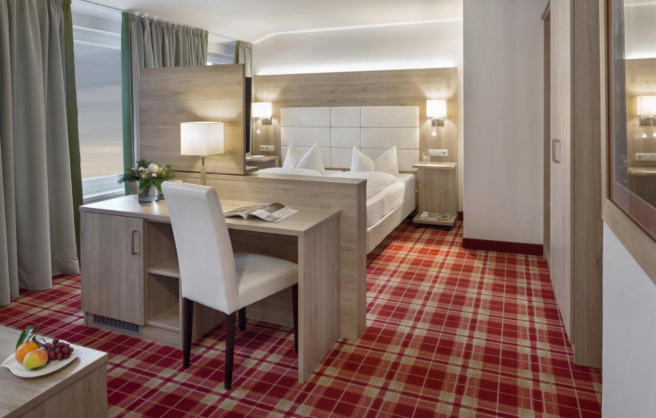 Wirtshaus & Hotel Goldener Greif Edelsfeld Экстерьер фото