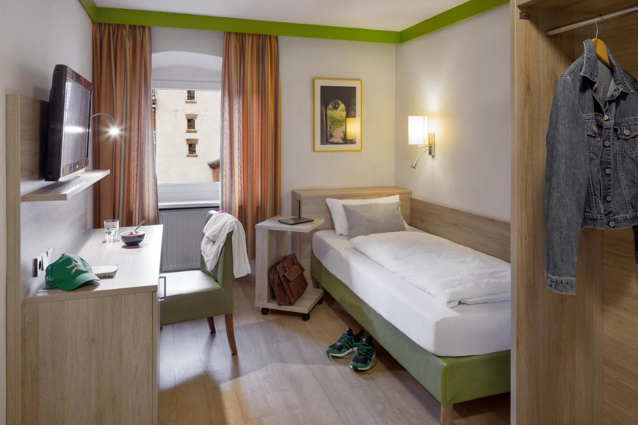 Wirtshaus & Hotel Goldener Greif Edelsfeld Экстерьер фото