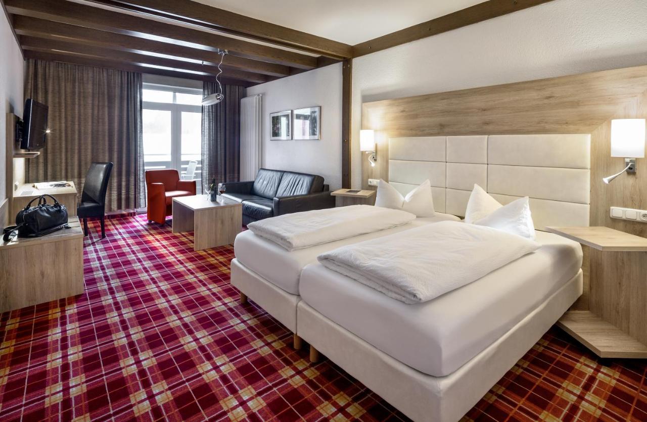 Wirtshaus & Hotel Goldener Greif Edelsfeld Экстерьер фото