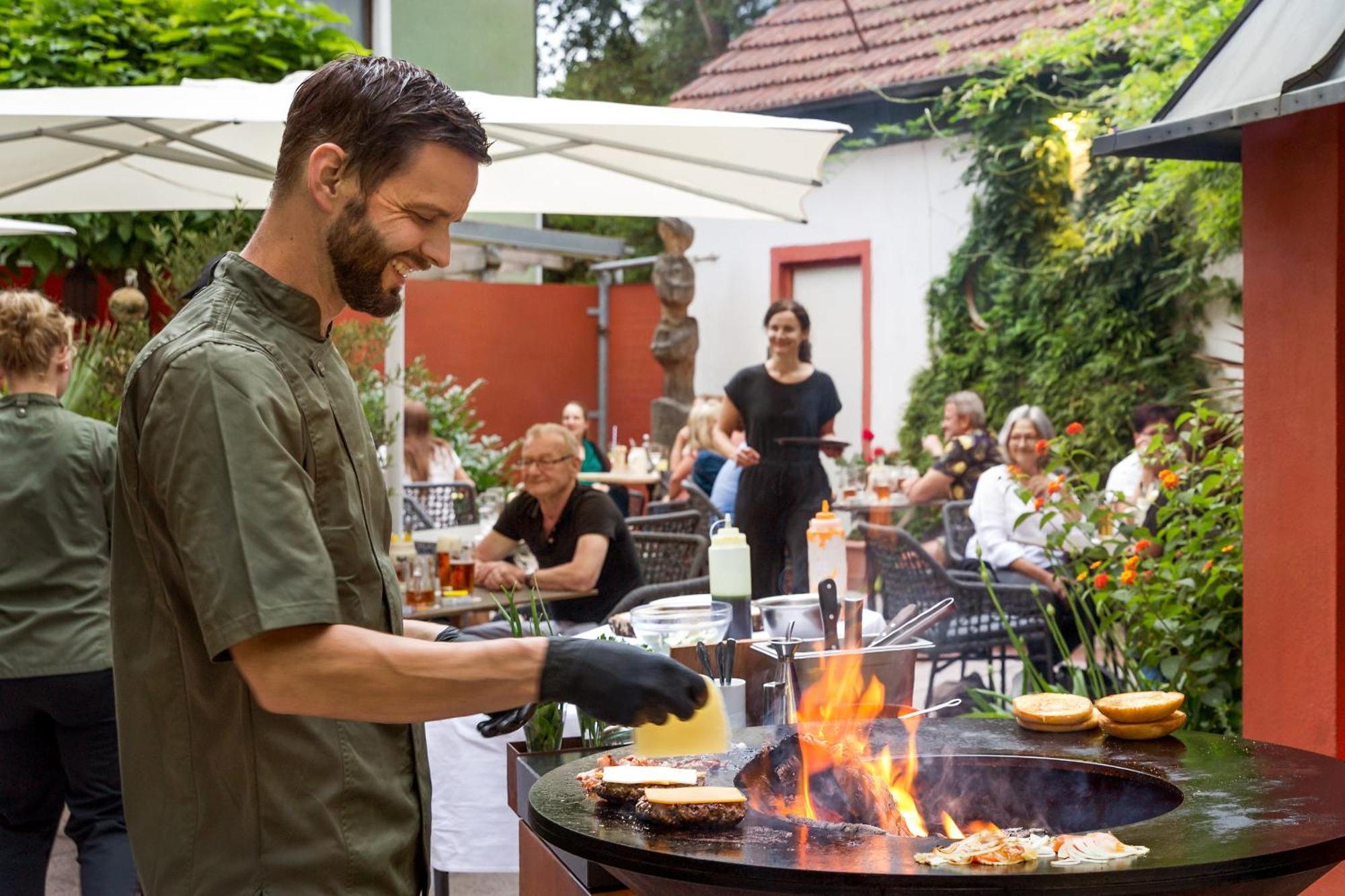 Wirtshaus & Hotel Goldener Greif Edelsfeld Экстерьер фото