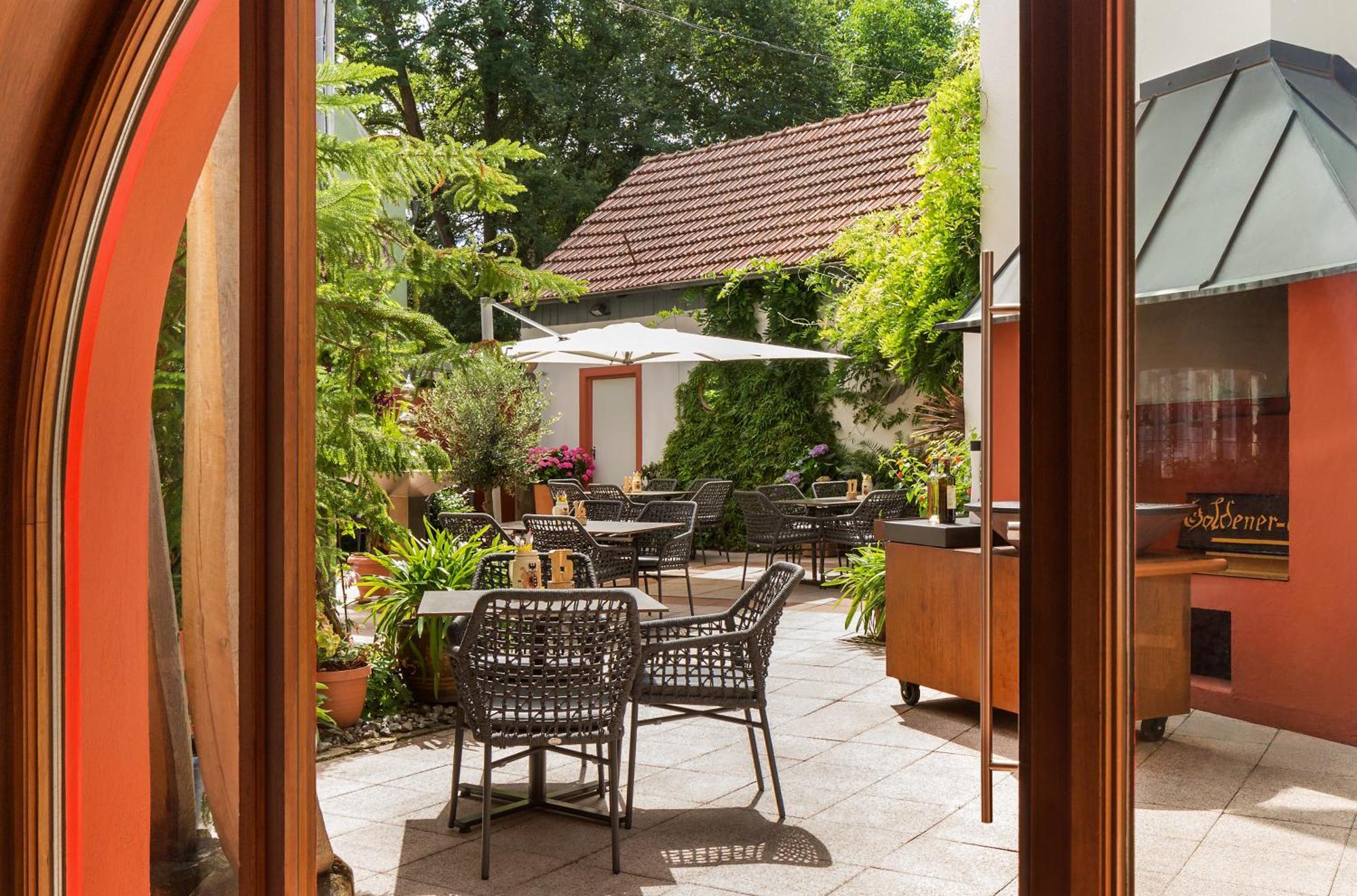 Wirtshaus & Hotel Goldener Greif Edelsfeld Экстерьер фото