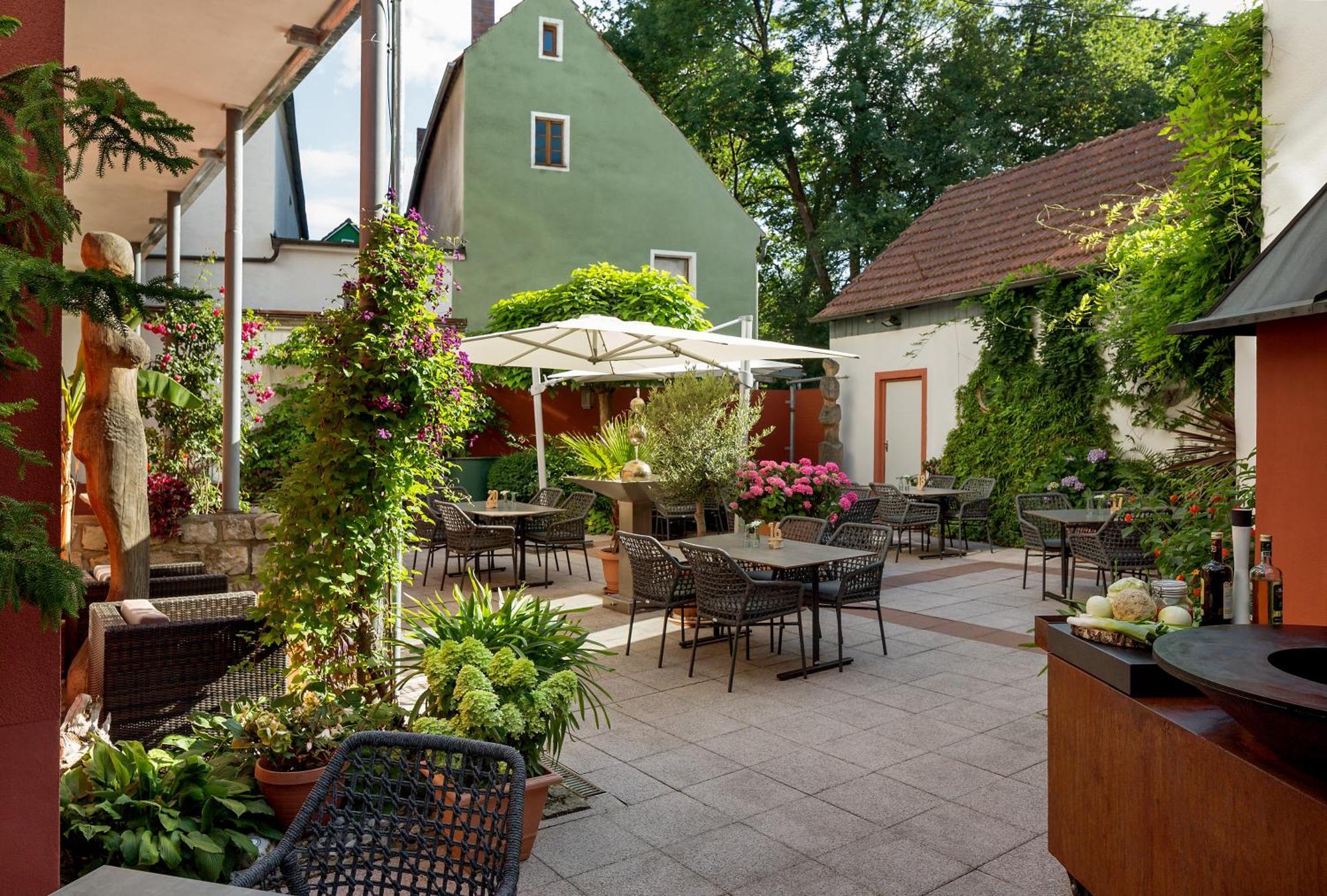 Wirtshaus & Hotel Goldener Greif Edelsfeld Экстерьер фото