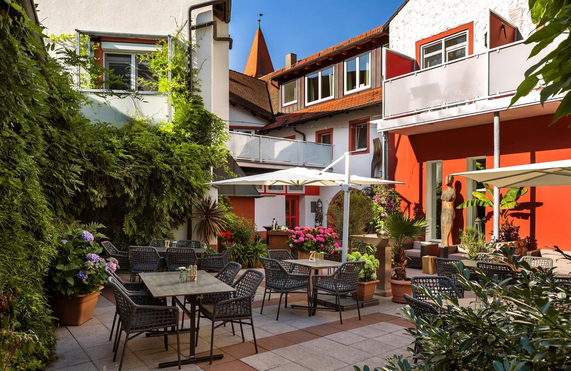 Wirtshaus & Hotel Goldener Greif Edelsfeld Экстерьер фото