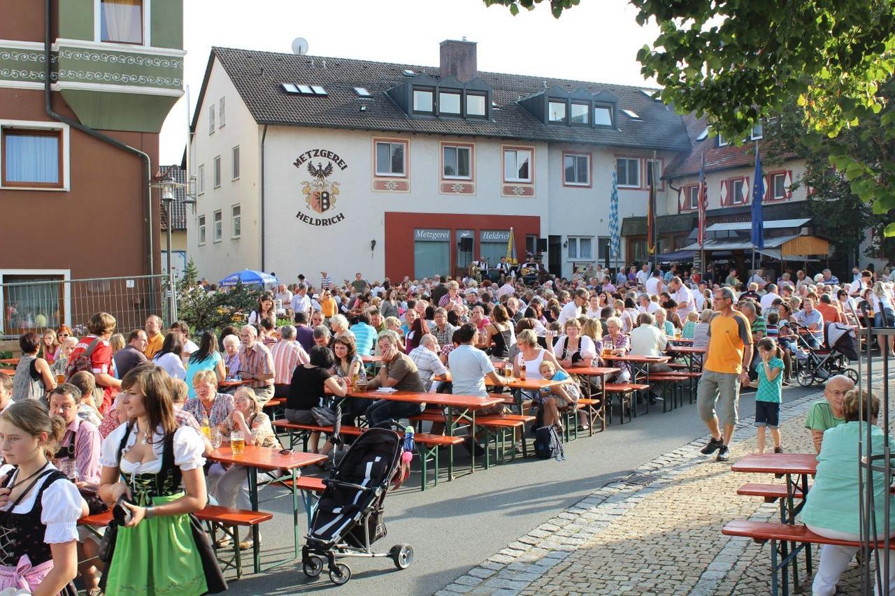 Wirtshaus & Hotel Goldener Greif Edelsfeld Экстерьер фото